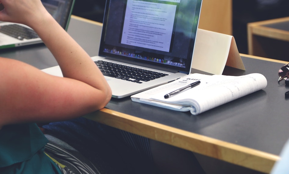 студент навчається