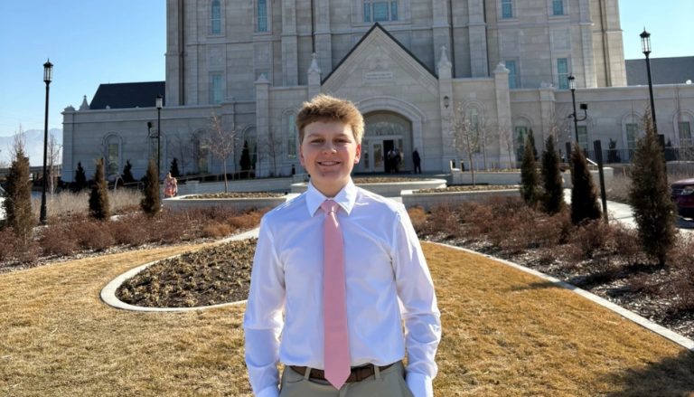 фото біля храму