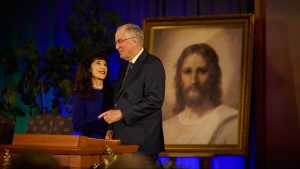 Старійшина та сестра Андерсен виступатимуть на Всесвітньому духовному вечорі для дорослої молоді